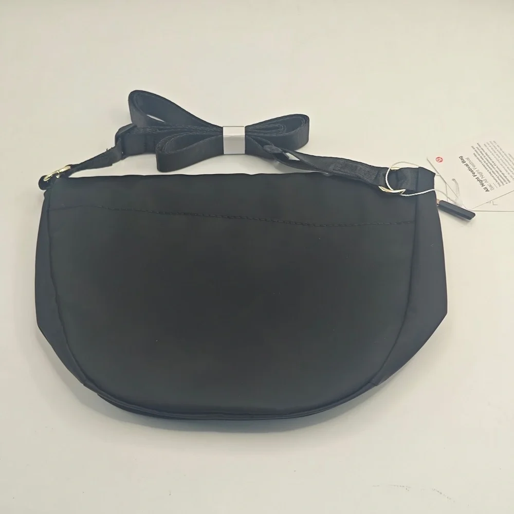 lululemon athletica Black Crescent Zip Crossbody with Gold Hardware - 5L - Picture 4 of 8